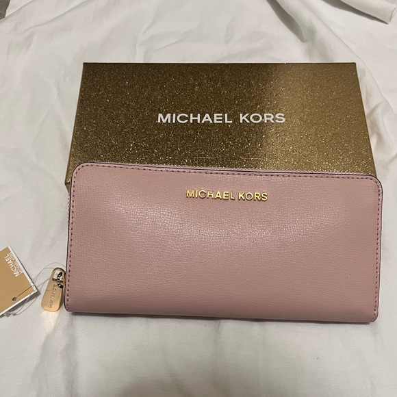 Michael Kors Handbags - Michael Kors continental wallet. Brand new with packaging never been used.
